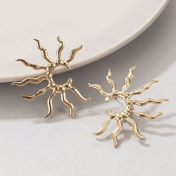 GOLD SUN MINIMALIST STUD EARRINGS - Picture 4 of 5